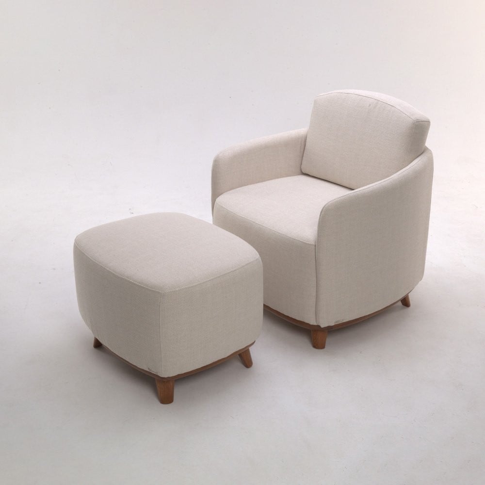 Poltrona com Puff Selene Estofada Estrutura Madeira Eucalipto Design Exclusivo Acabamento Premium