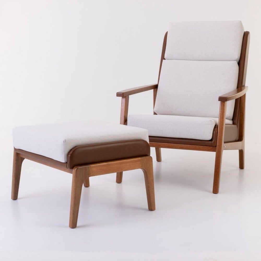 Poltrona com Puff Siona Estofada Estrutura Madeira Eucalipto Design Exclusivo Acabamento Premium