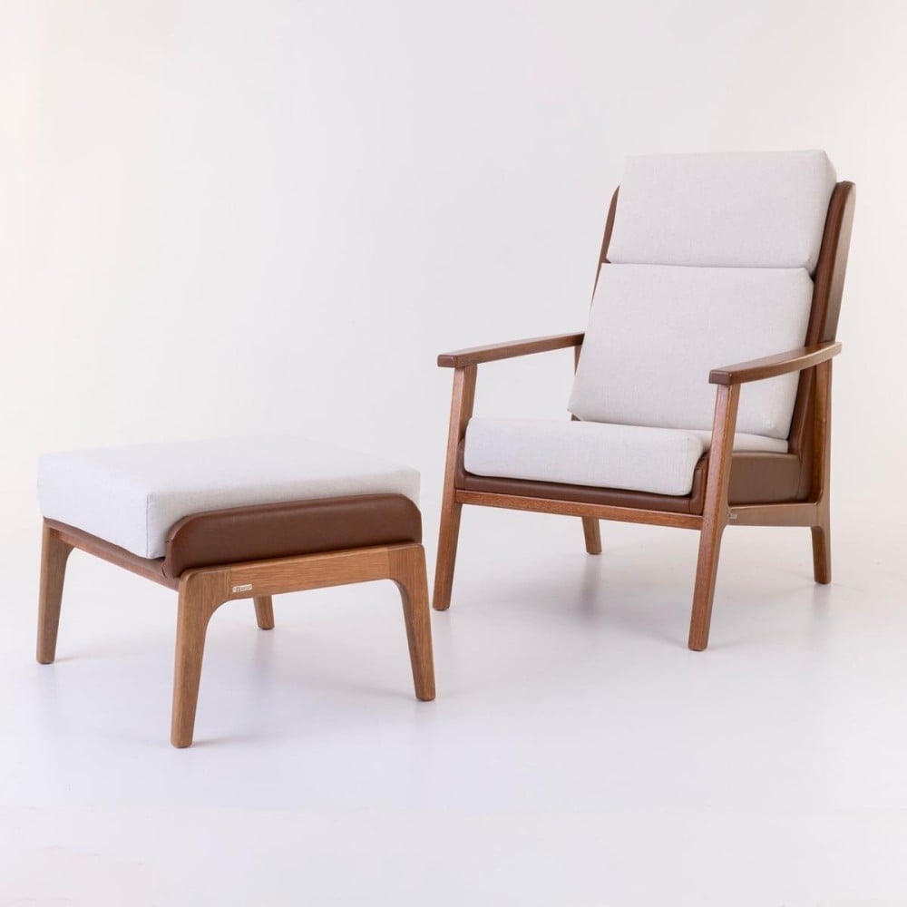 Poltrona com Puff Siona Estofada Estrutura Madeira Eucalipto Design Exclusivo Acabamento Premium