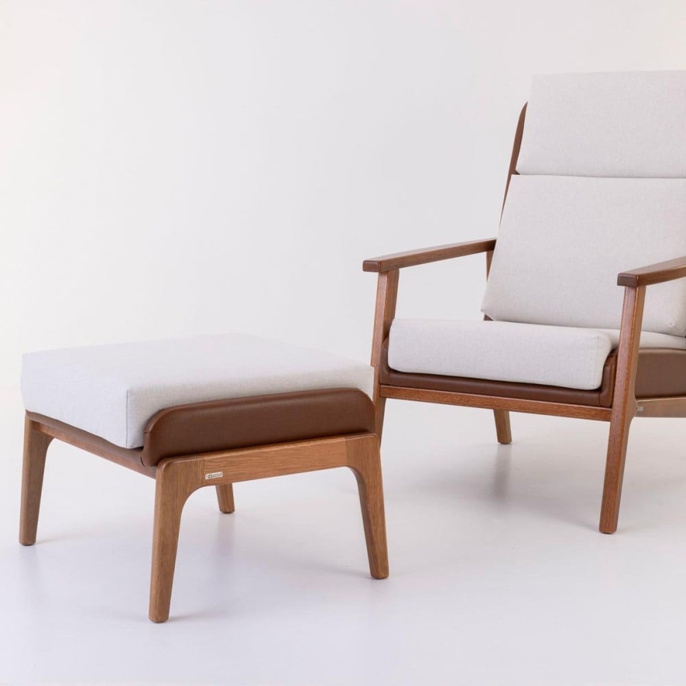 Poltrona com Puff Siona Estofada Estrutura Madeira Eucalipto Design Exclusivo Acabamento Premium