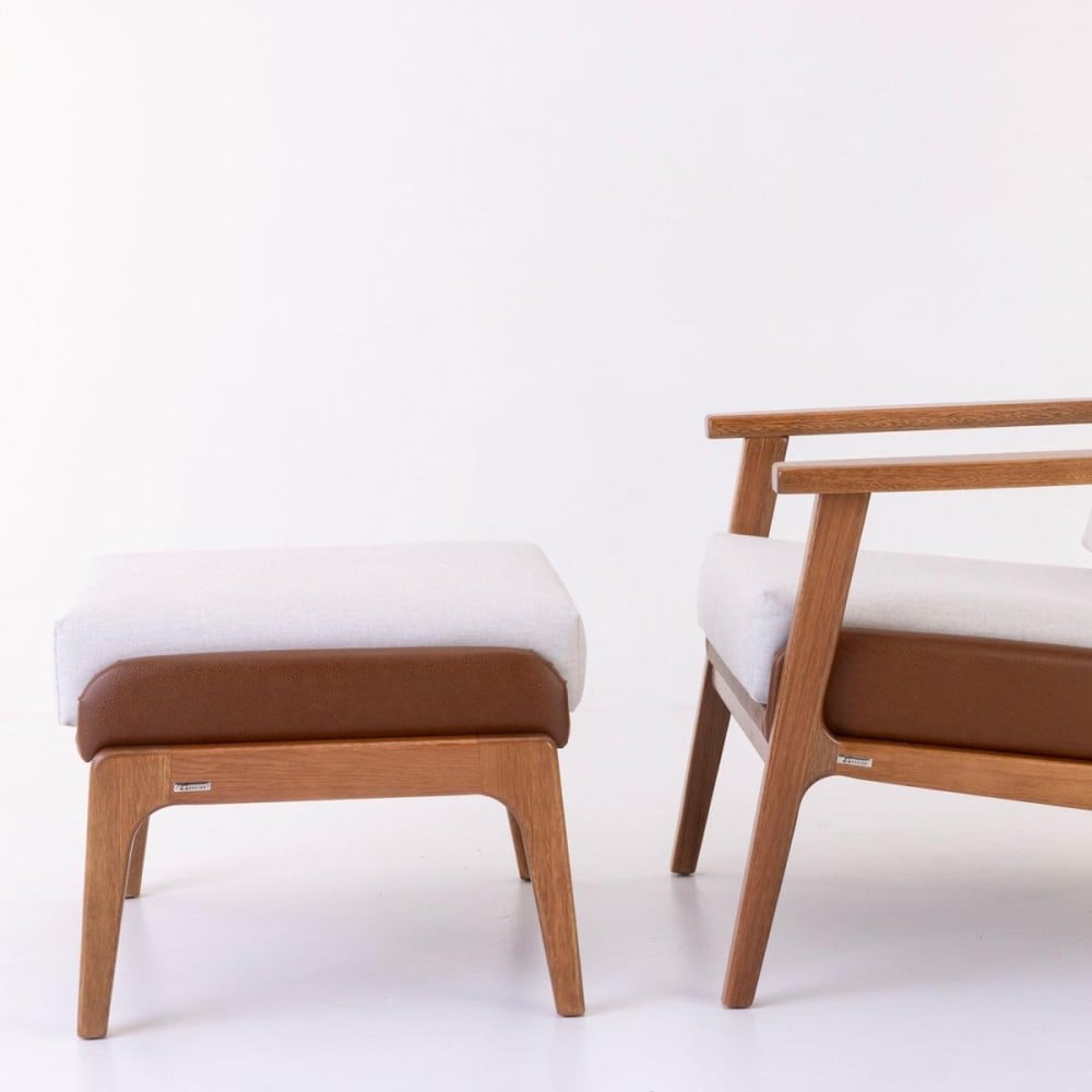 Poltrona com Puff Siona Estofada Estrutura Madeira Eucalipto Design Exclusivo Acabamento Premium