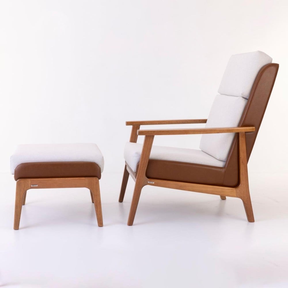 Poltrona com Puff Siona Estofada Estrutura Madeira Eucalipto Design Exclusivo Acabamento Premium