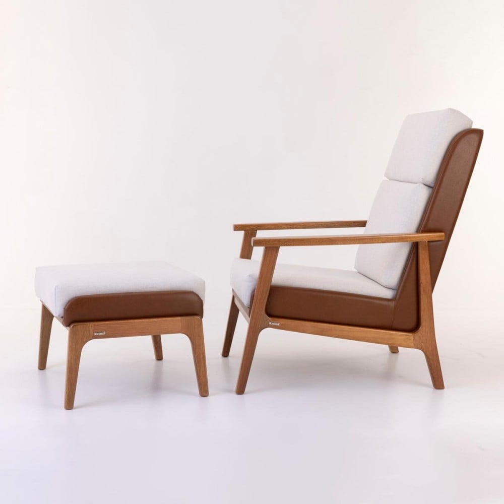 Poltrona com Puff Siona Estofada Estrutura Madeira Eucalipto Design Exclusivo Acabamento Premium