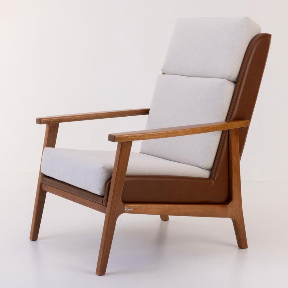 Poltrona com Puff Siona Estofada Estrutura Madeira Eucalipto Design Exclusivo Acabamento Premium