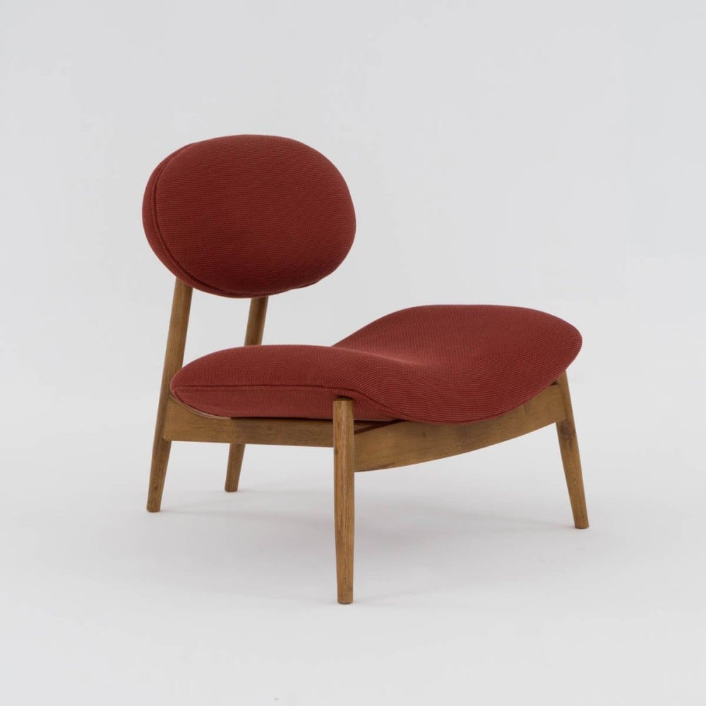 Poltrona Foster Estofada Base Madeira Eucalipto Design Sustentável