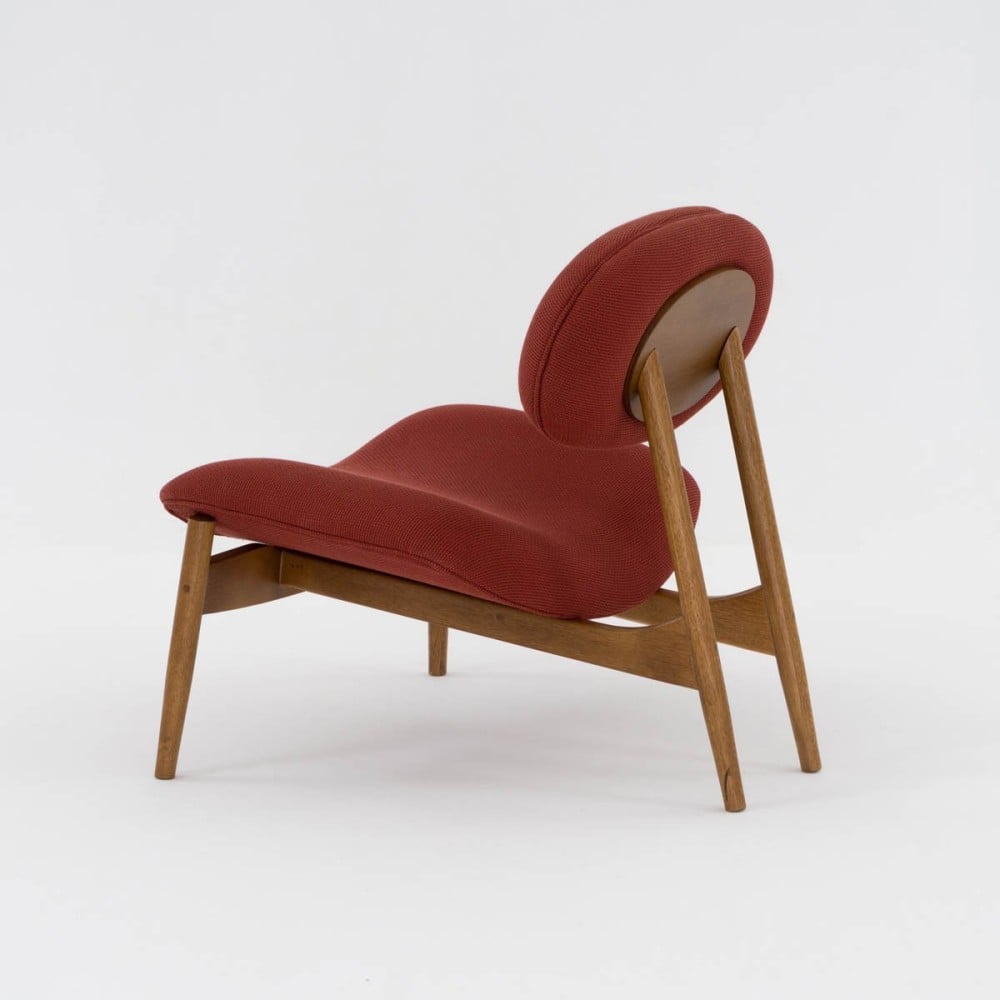 Poltrona Foster Estofada Base Madeira Eucalipto Design Sustentável