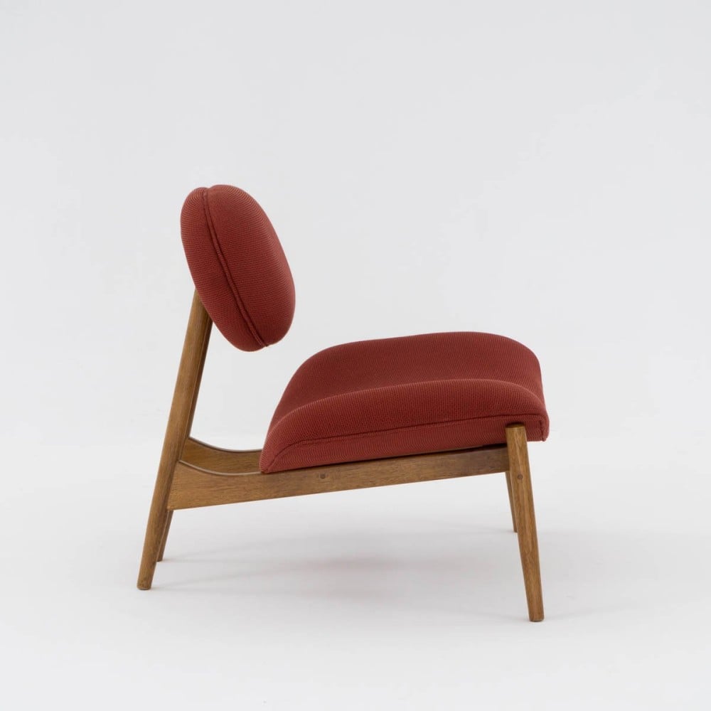 Poltrona Foster Estofada Base Madeira Eucalipto Design Sustentável