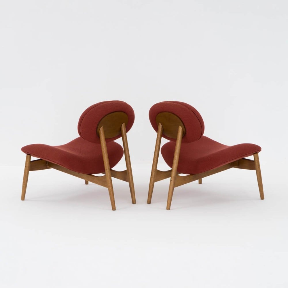 Poltrona Foster Estofada Base Madeira Eucalipto Design Sustentável