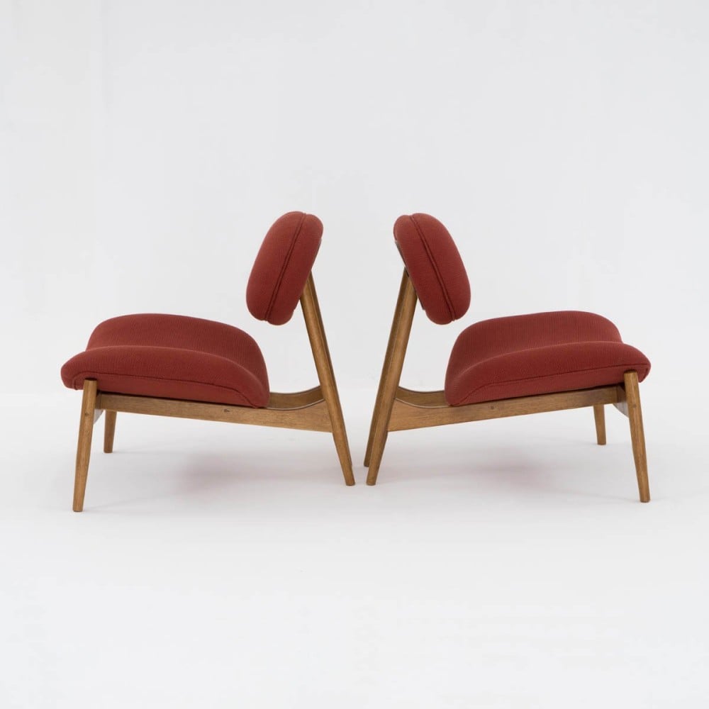 Poltrona Foster Estofada Base Madeira Eucalipto Design Sustentável