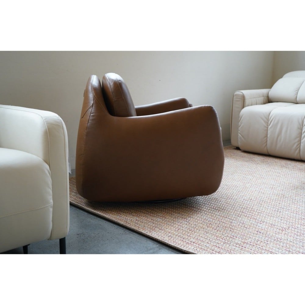 Poltrona Gaelle em Couro Legítimo com Concha Almofadada em Composê Design by Estúdio Galho