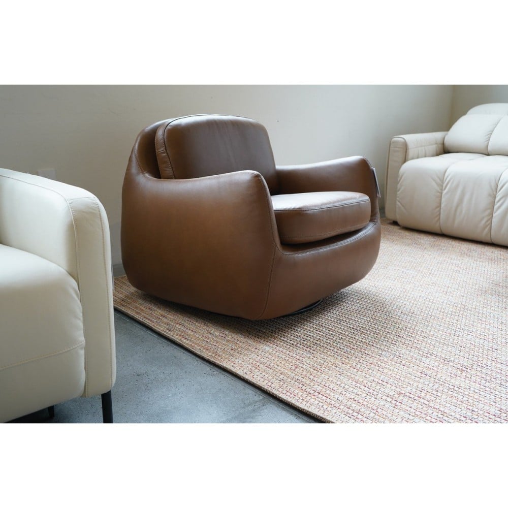 Poltrona Gaelle em Couro Legítimo com Concha Almofadada em Composê Design by Estúdio Galho