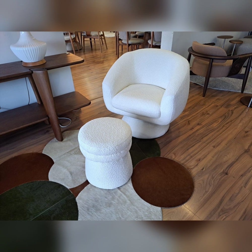 Poltrona com Puff Ilana Assento com Almofada Sobreposta Encosto Curvo e Base Cônica Giratória