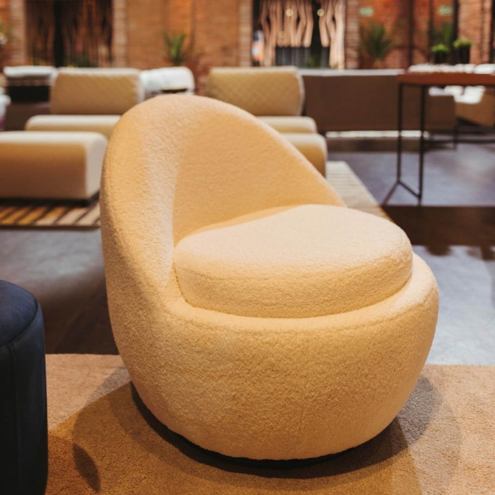 Poltrona Giratória Hayika Estofada Base Aço Design Sustentável