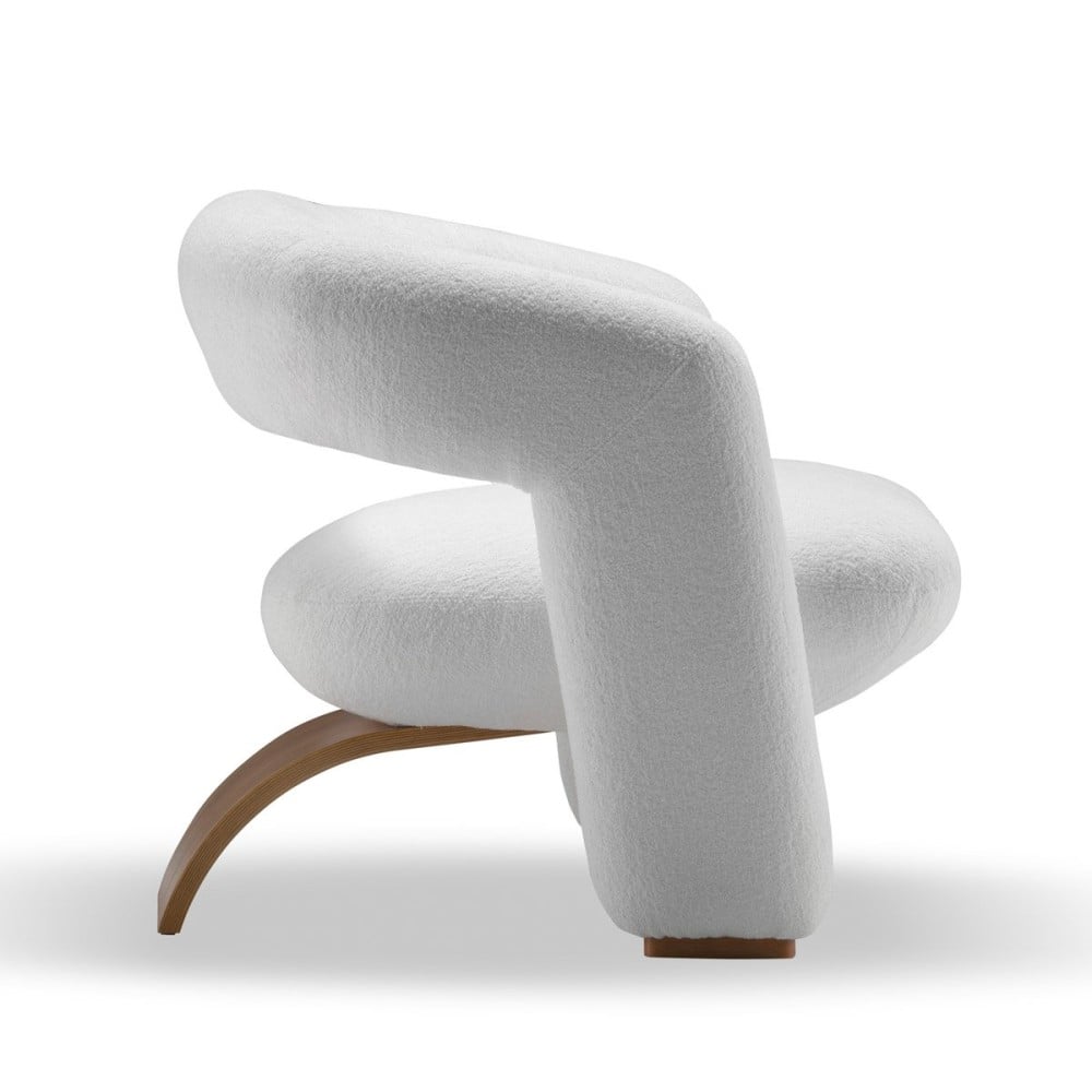 Poltrona Hellius Estofada com Encosto e Braços Integrados Base Curva em Lâmina de Cinamomo Design by Studio +A!