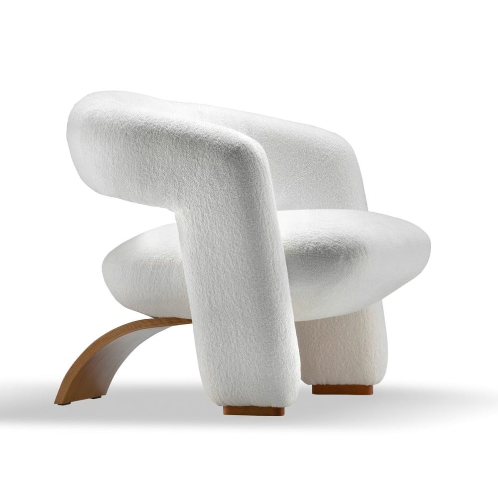 Poltrona Hellius Estofada com Encosto e Braços Integrados Base Curva em Lâmina de Cinamomo Design by Studio +A!