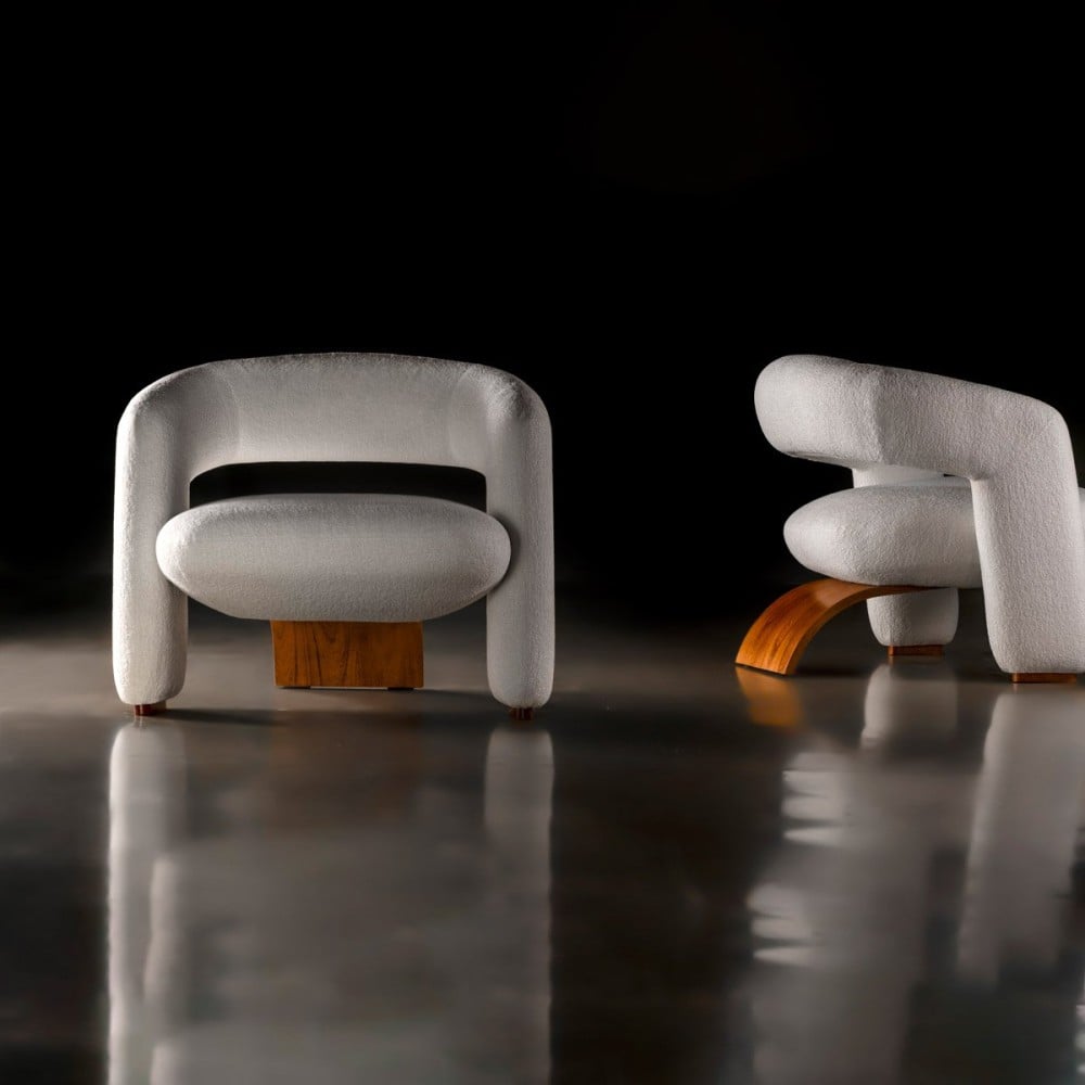 Poltrona Hellius Estofada com Encosto e Braços Integrados Base Curva em Lâmina de Cinamomo Design by Studio +A!