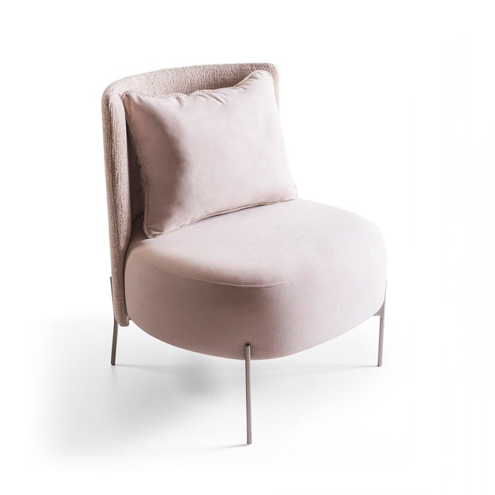 Poltrona Kayra Estofada com Almofada Decorativa Pés em Aço Carbono Pintura Metalizada