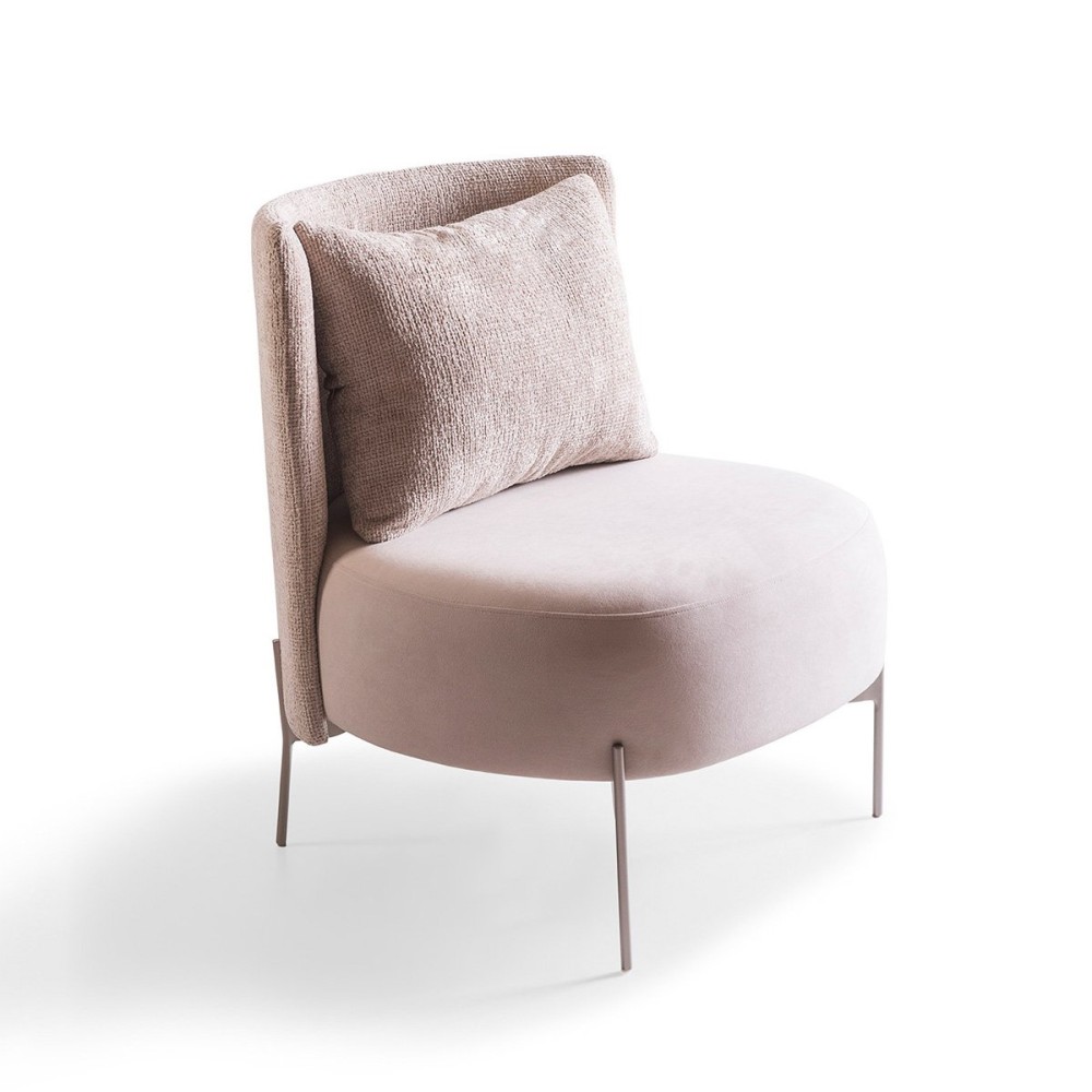 Poltrona Kayra Estofada com Almofada Decorativa Pés em Aço Carbono Pintura Metalizada