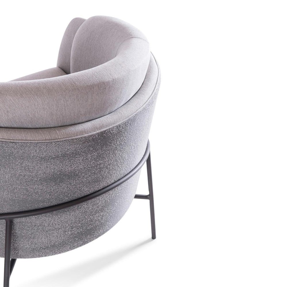 Poltrona Lanise Estofada Multilaminada Base Aço Carbono Pintura Metalizada