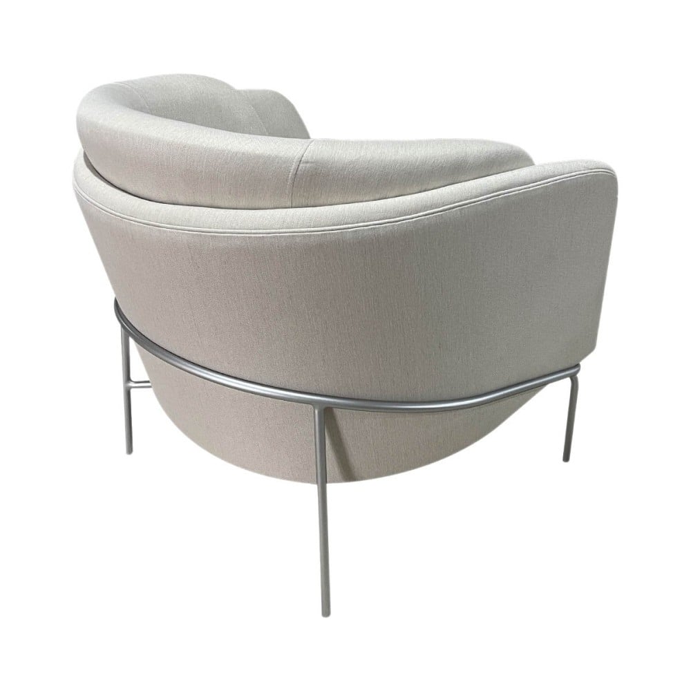 Poltrona Lanise Estofada Multilaminada Base Aço Carbono Pintura Metalizada