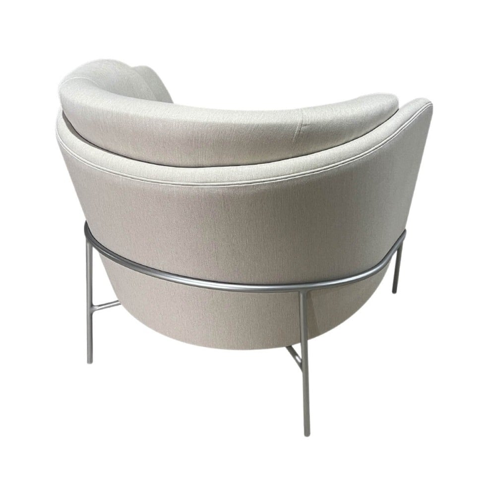Poltrona Lanise Estofada Multilaminada Base Aço Carbono Pintura Metalizada