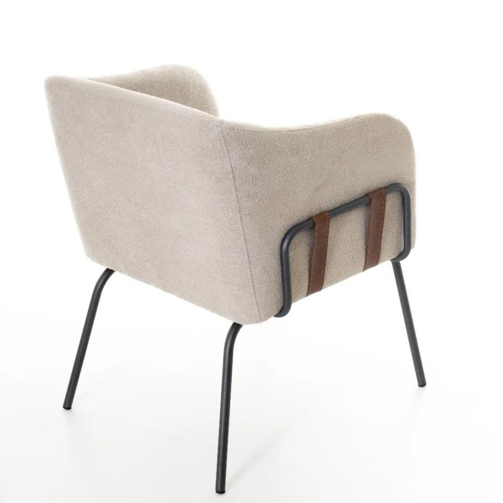 Poltrona Maki Detalhes Laterais com Cintas Pés Aço Carbono Design Contemporâneo