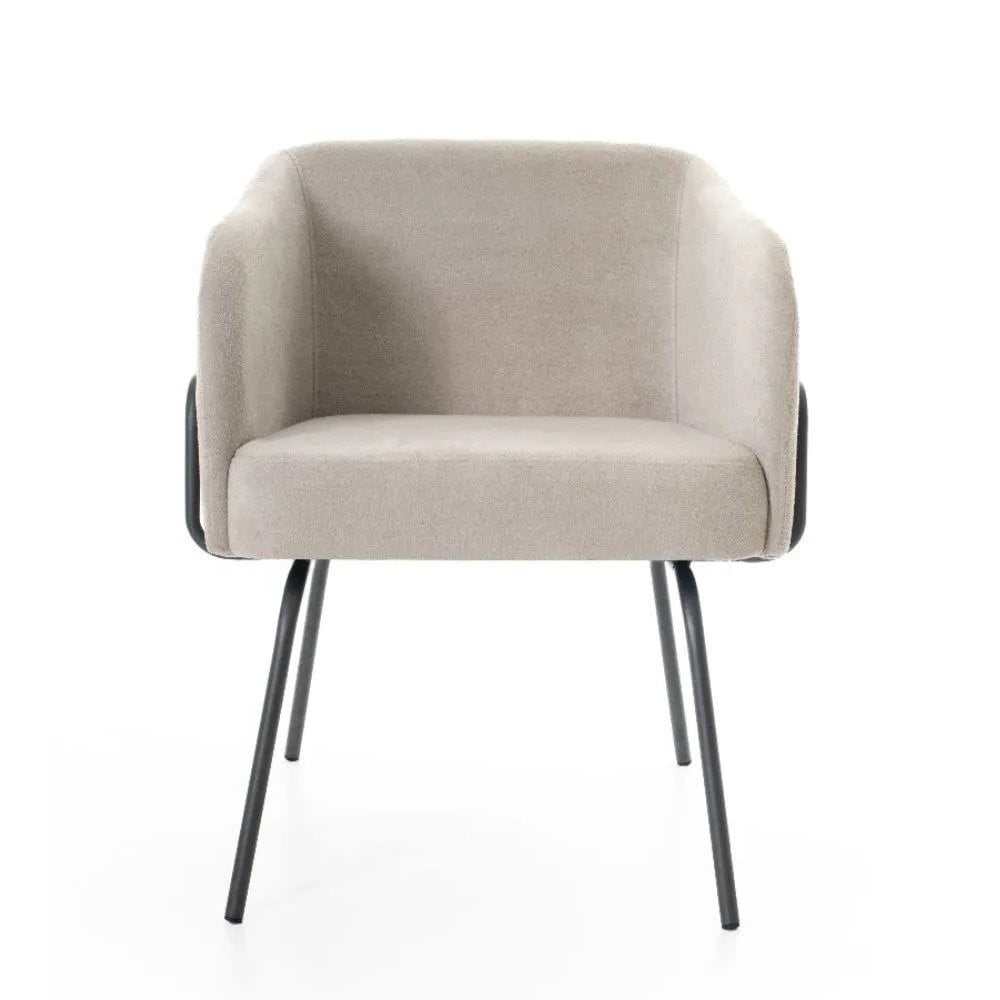 Poltrona Maki Detalhes Laterais com Cintas Pés Aço Carbono Design Contemporâneo