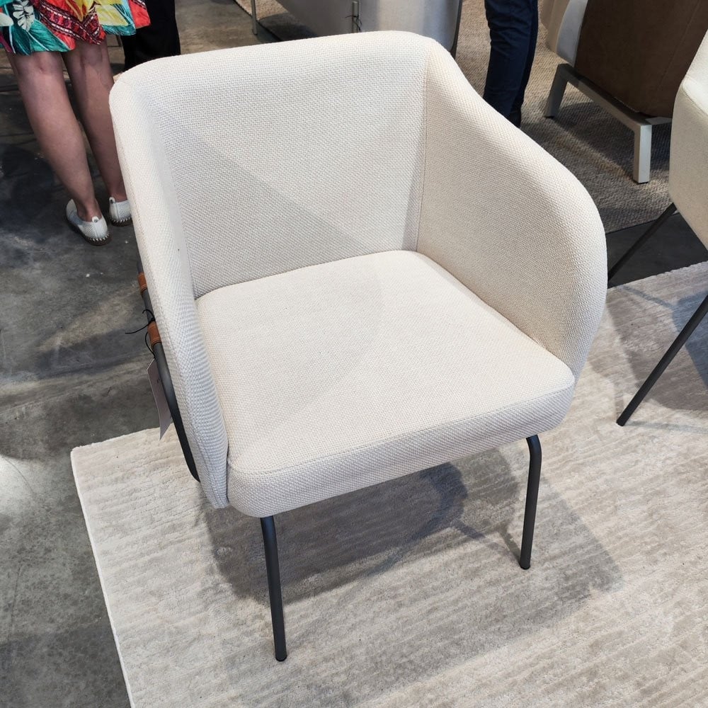 Poltrona Maki Detalhes Laterais com Cintas Pés Aço Carbono Design Contemporâneo