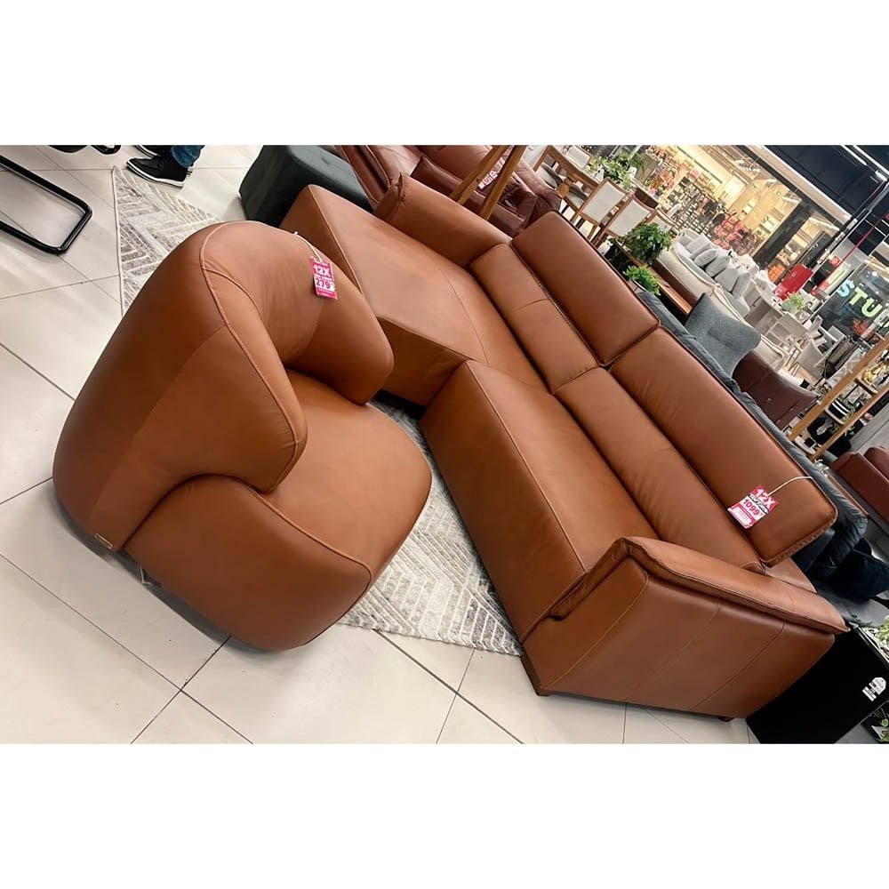 Poltrona Giratória Maldives Estofada Estrutura Madeira de Lei Eucalipto Design Artesanal