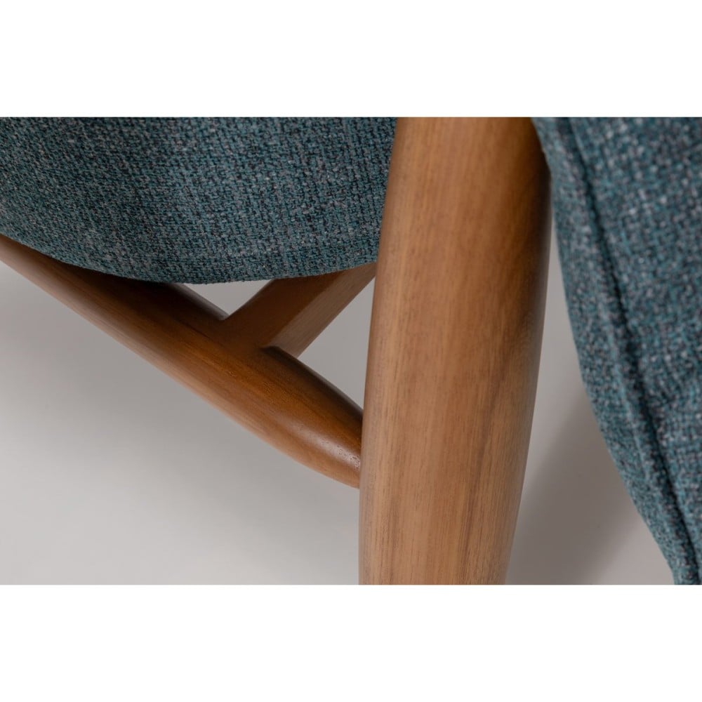 Poltrona Manthelle Estofada Estrutura em Madeira Tauari Design by M7 Estúdio