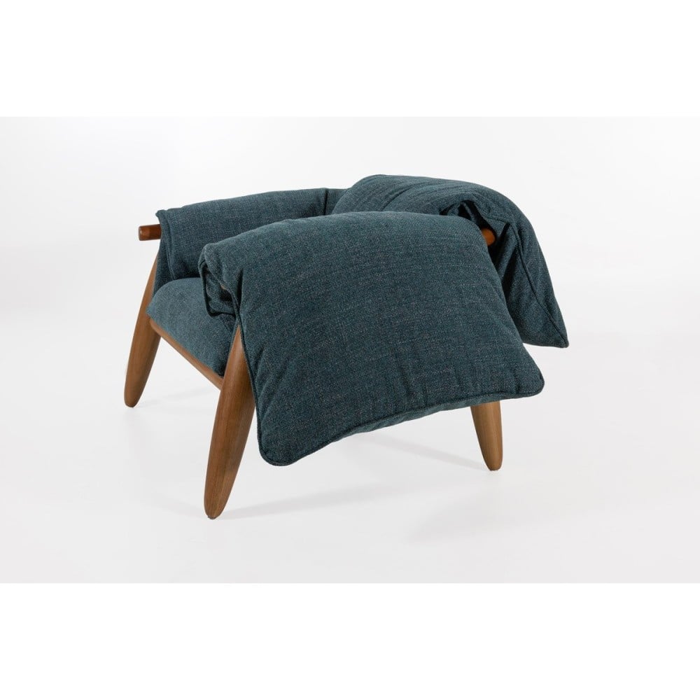 Poltrona Manthelle Estofada Estrutura em Madeira Tauari Design by M7 Estúdio