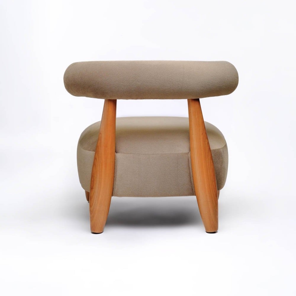 Poltrona Mayah Encosto Curvo Estrutura em Madeira Eucalipto Reflorestada Pés Torneados Design by Pedro Mendes