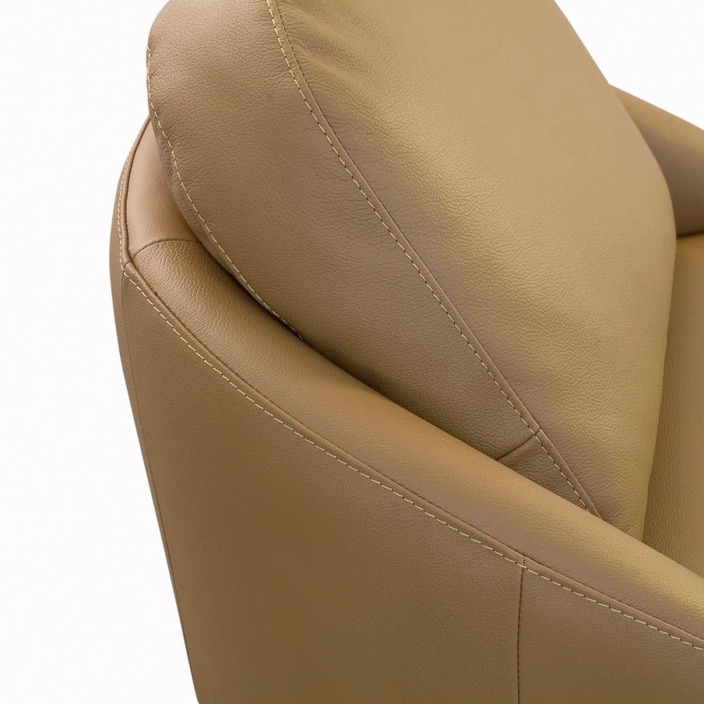 Poltrona Nyzza Base Giratória Couro Natural Almofada Solta Estrutura Madeira de Lei Eucalipto Design Artesanal