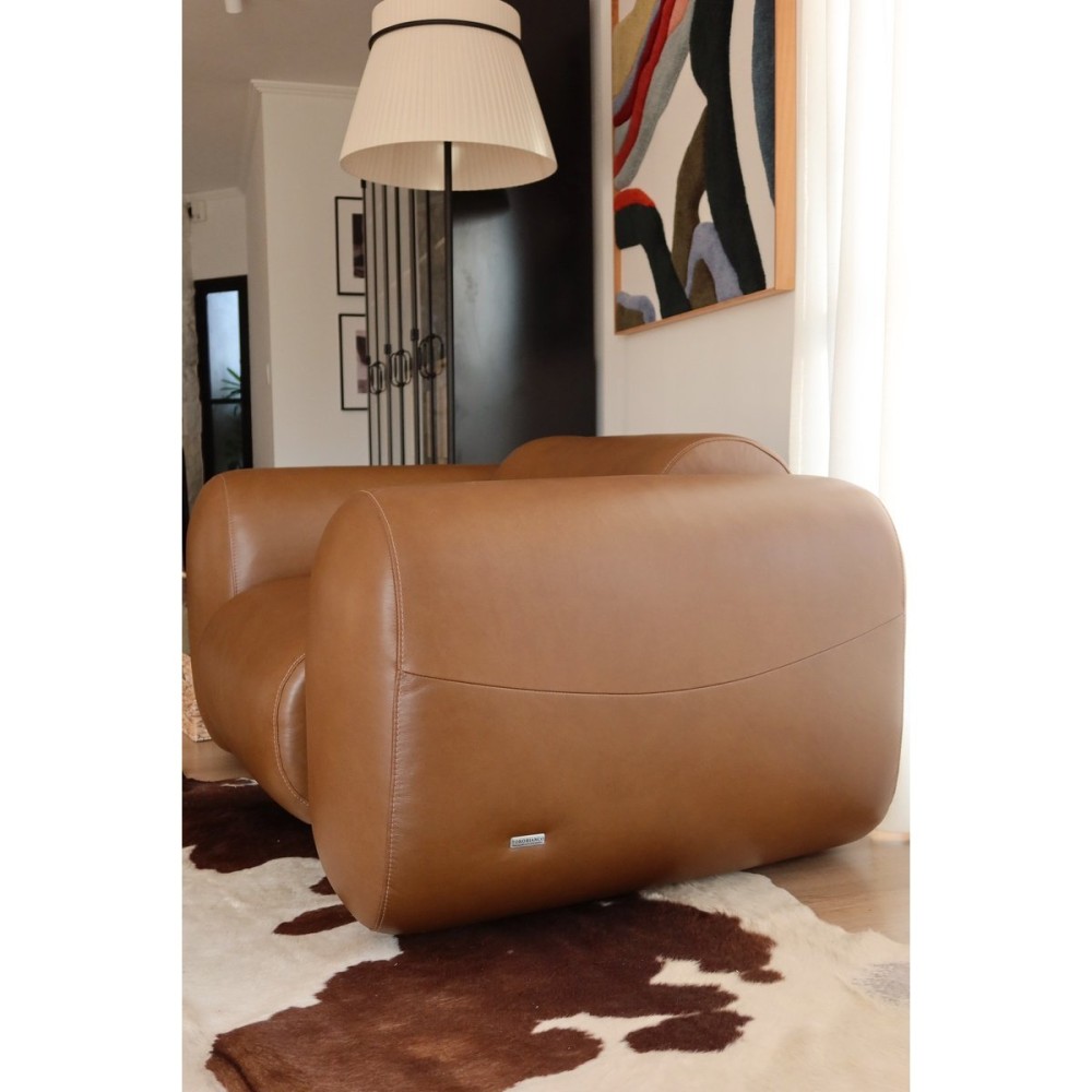 Poltrona Ondine em Couro Legítimo Estofado Orgânico com Costuras Decorativas