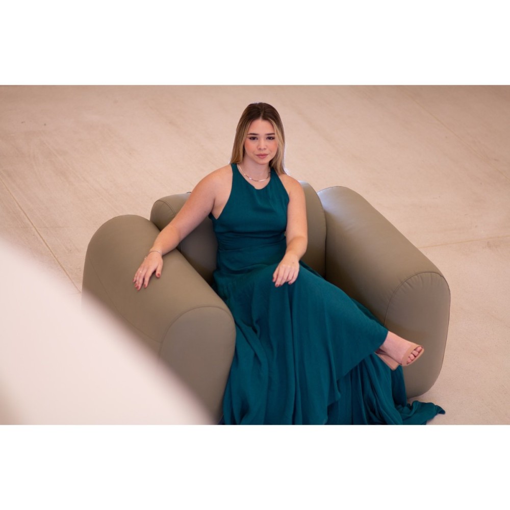 Poltrona Ondine em Couro Legítimo Estofado Orgânico com Costuras Decorativas