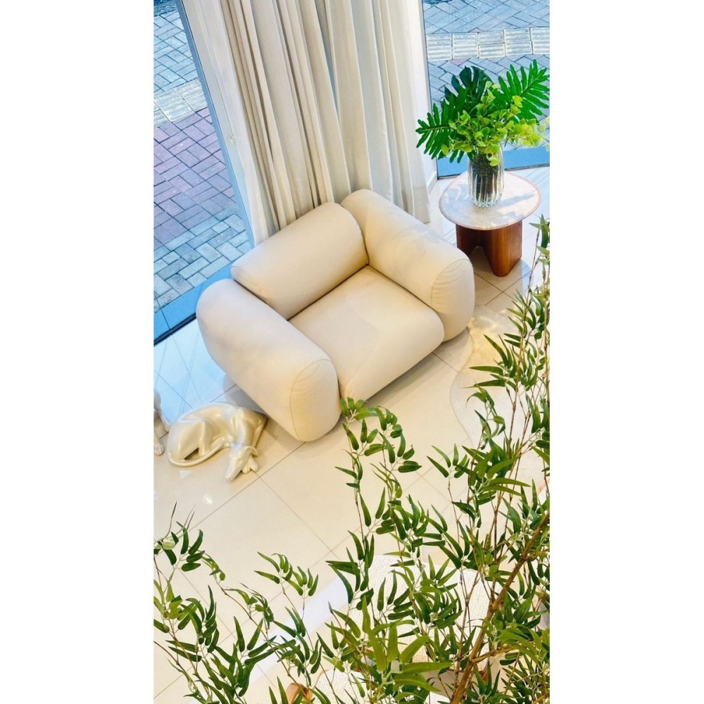 Poltrona Ondine em Couro Legítimo Estofado Orgânico com Costuras Decorativas