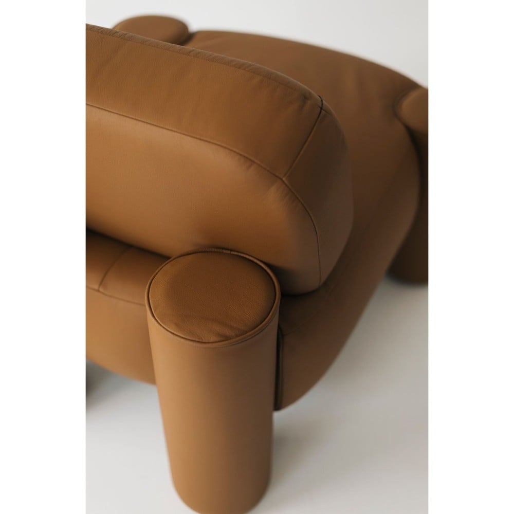 Poltrona Orfeu em Couro Legítimo com Almofadão e Apoios Cilíndricos Acolchoados Design by Victor Suzuki