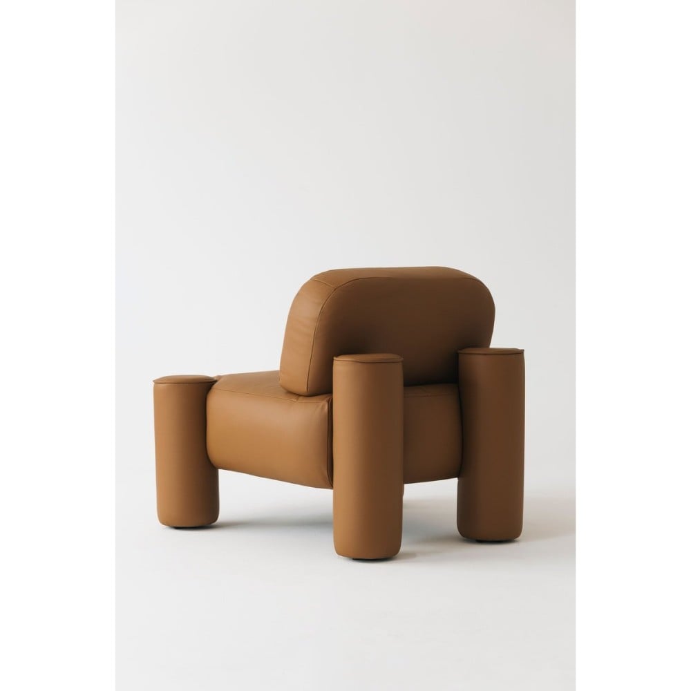 Poltrona Orfeu em Couro Legítimo com Almofadão e Apoios Cilíndricos Acolchoados Design by Victor Suzuki