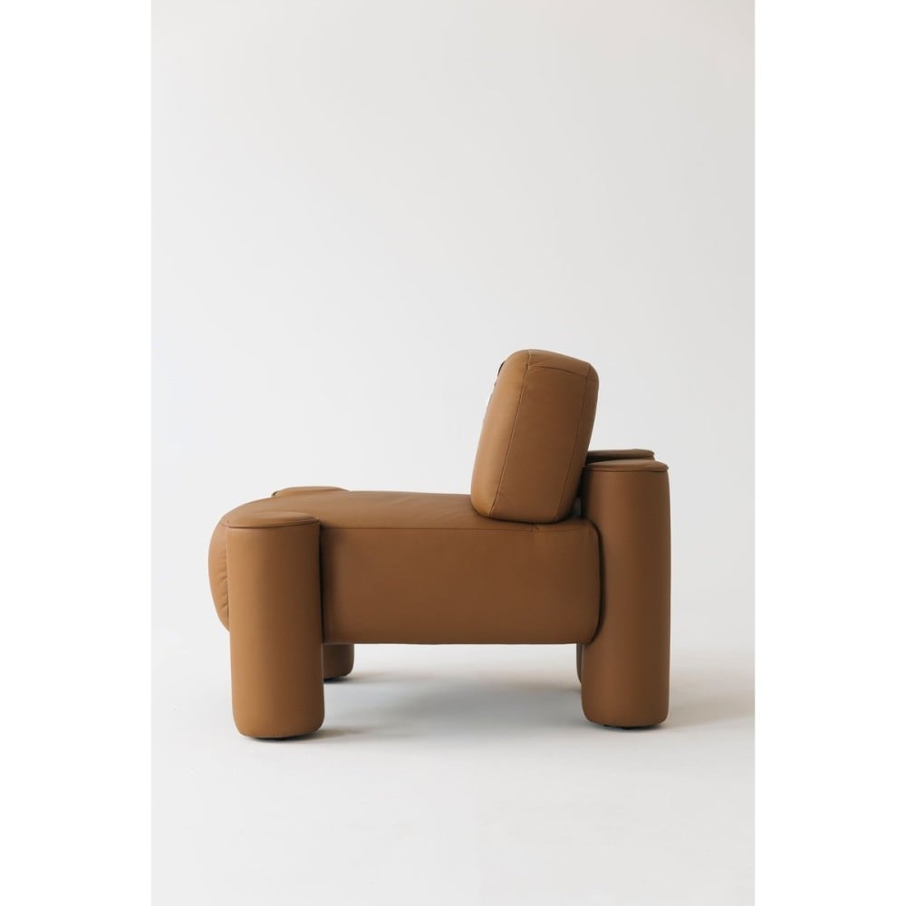 Poltrona Orfeu em Couro Legítimo com Almofadão e Apoios Cilíndricos Acolchoados Design by Victor Suzuki