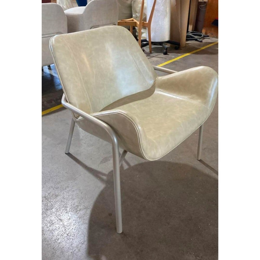 Poltrona Orynes Estofada Lateral com Bolsa em Recouro Estrutura Multilaminada Base Aço Carbono Detalhe em Madeira