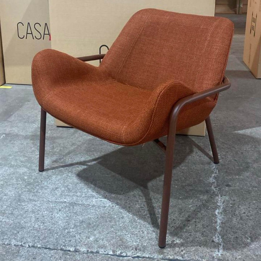 Poltrona Orynes Estofada Lateral com Bolsa em Recouro Estrutura Multilaminada Base Aço Carbono Detalhe em Madeira