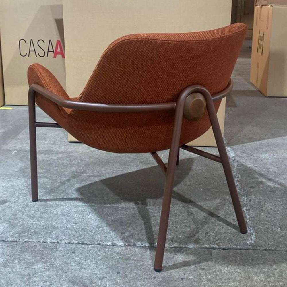 Poltrona Orynes Estofada Lateral com Bolsa em Recouro Estrutura Multilaminada Base Aço Carbono Detalhe em Madeira