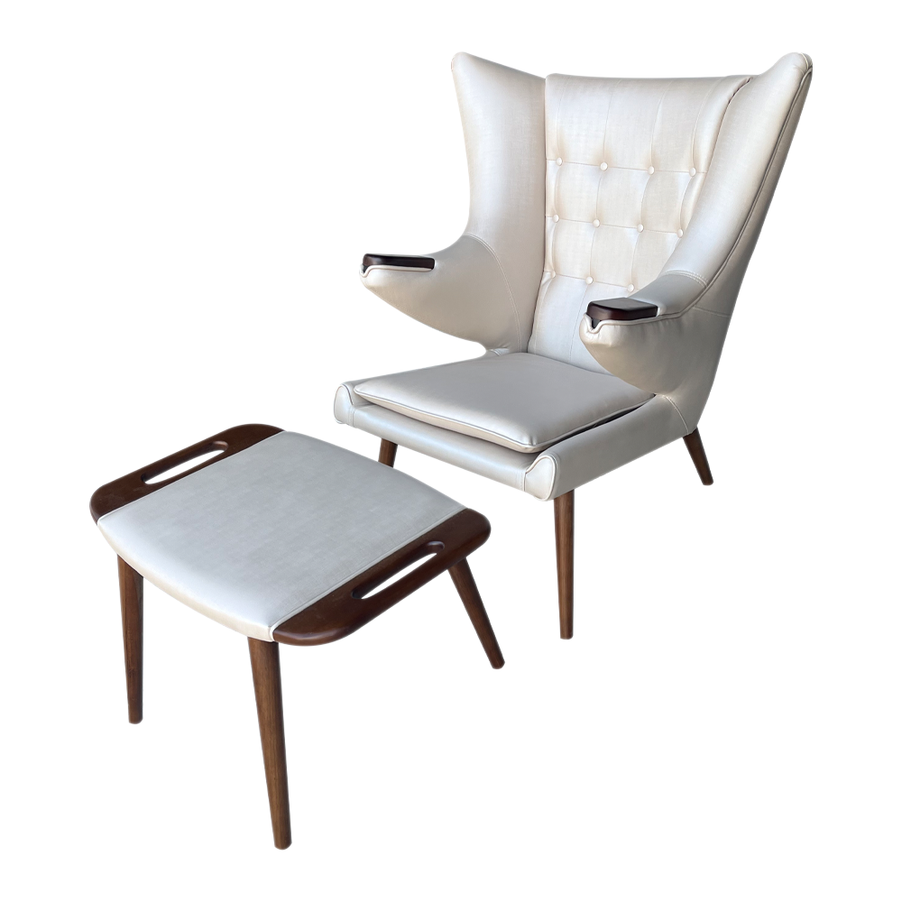 Poltrona Papa Bear com Puff Estrutura Madeira Maciça Artesian Design by Hans Wegner
