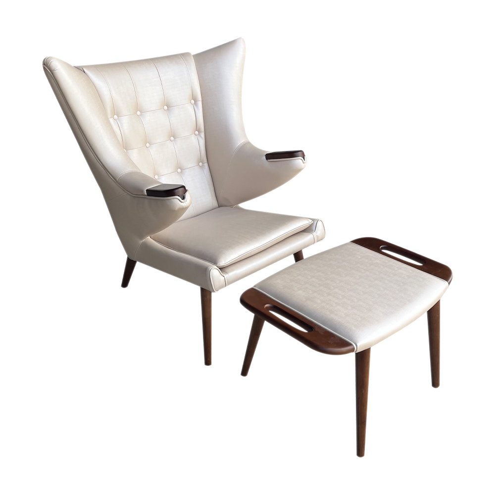 Poltrona Papa Bear com Puff Estrutura Madeira Maciça Artesian Design by Hans Wegner