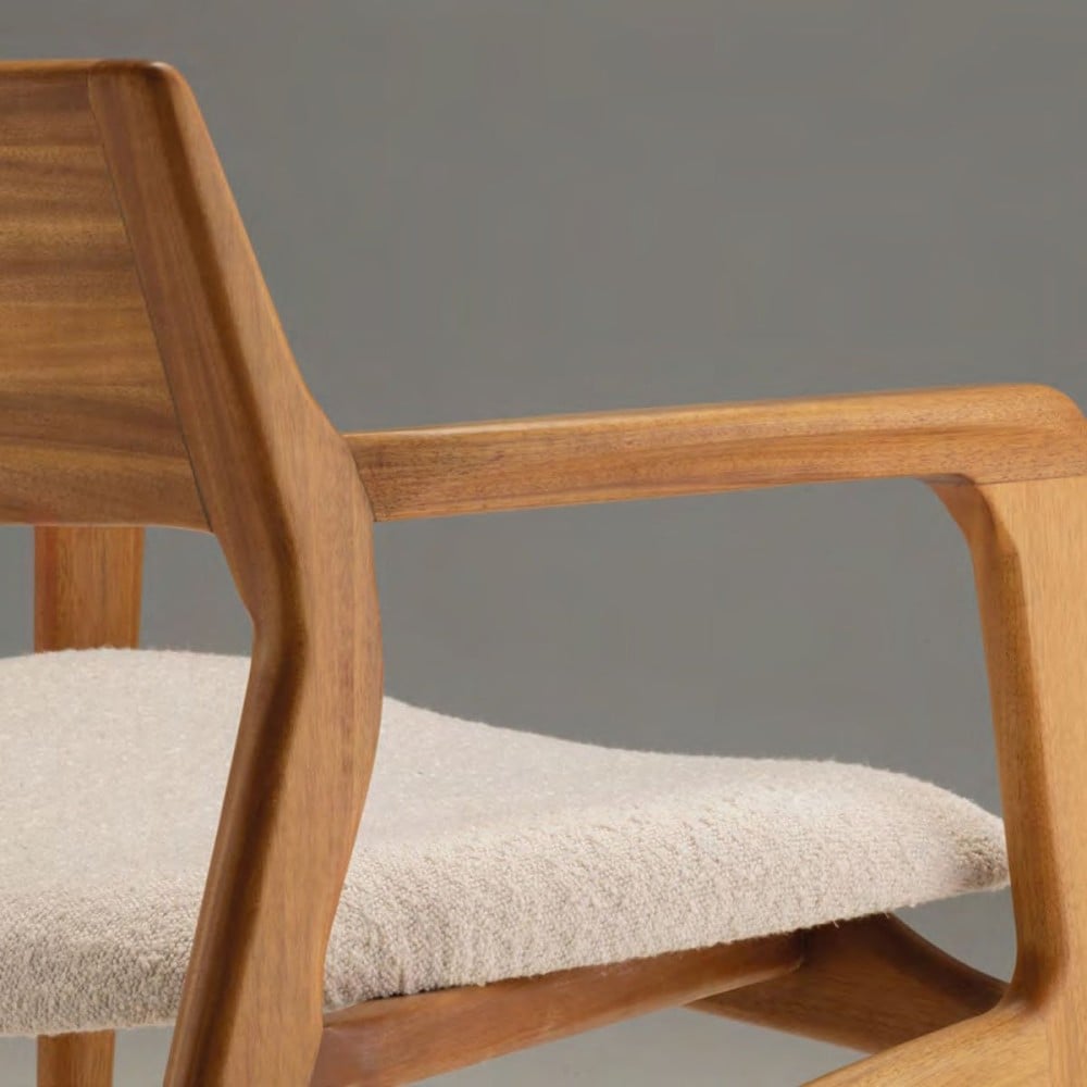Poltrona Raizen Assento Estofado Encosto e Estrutura Madeira Maciça Jequitibá Design Exclusivo by Juliano Schimidt