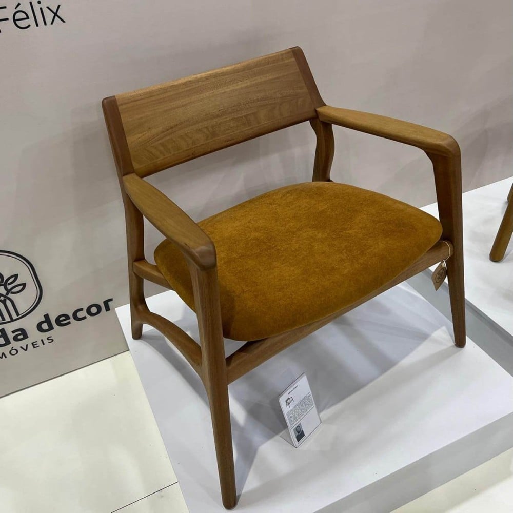 Poltrona Raizen Assento Estofado Encosto e Estrutura Madeira Maciça Jequitibá Design Exclusivo by Juliano Schimidt