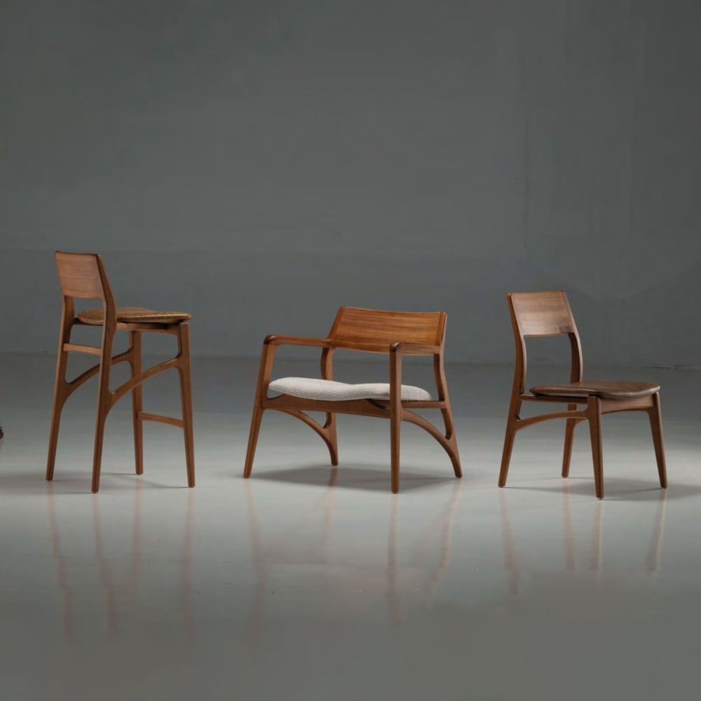Poltrona Raizen Assento Estofado Encosto e Estrutura Madeira Maciça Jequitibá Design Exclusivo by Juliano Schimidt