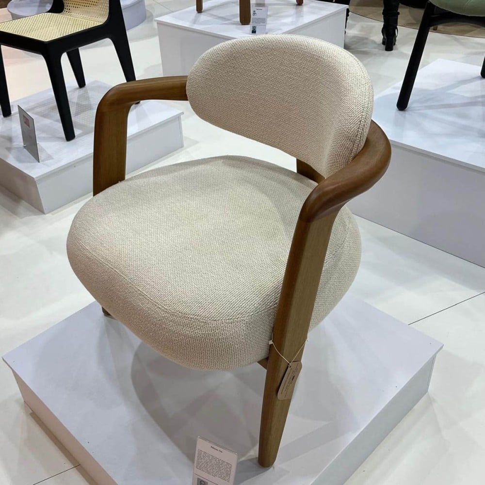 Poltrona Sam Assento Estofado Encosto e Estrutura Madeira Maciça Jequitibá Design Exclusivo by Juliano Schimidt