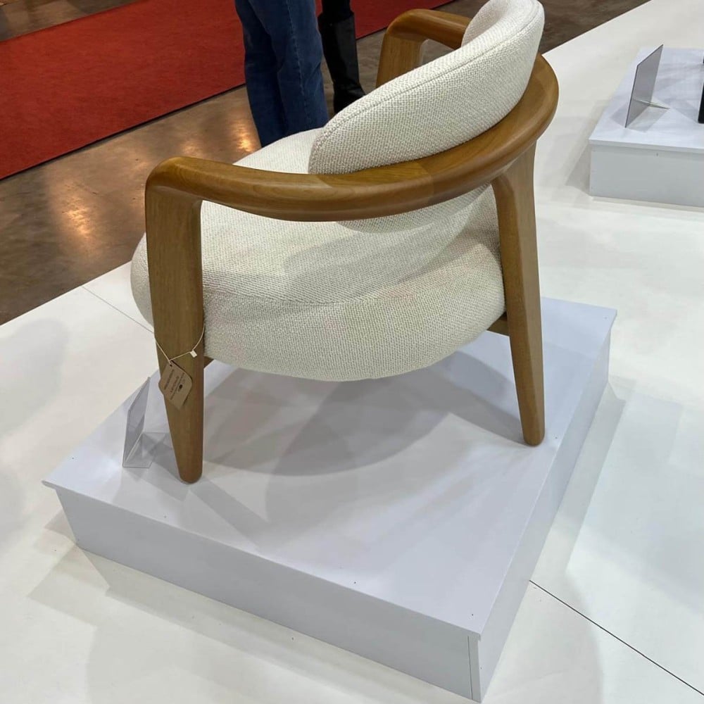Poltrona Sam Assento Estofado Encosto e Estrutura Madeira Maciça Jequitibá Design Exclusivo by Juliano Schimidt