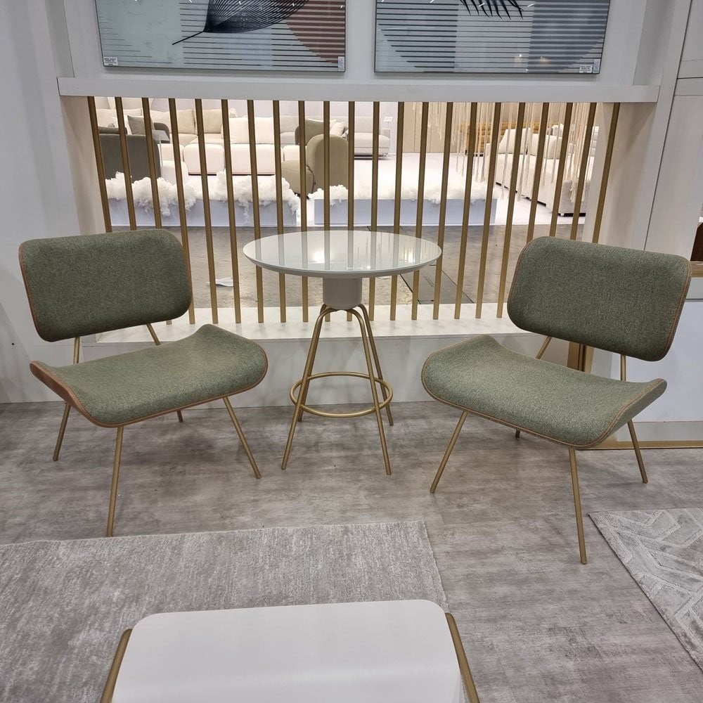 Poltrona Samya Estofada Encosto com Detalhe Laminado Base em Aço Carbono